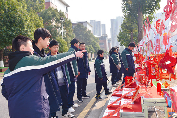 善卷中学：巧手绘新春 家校贺新年