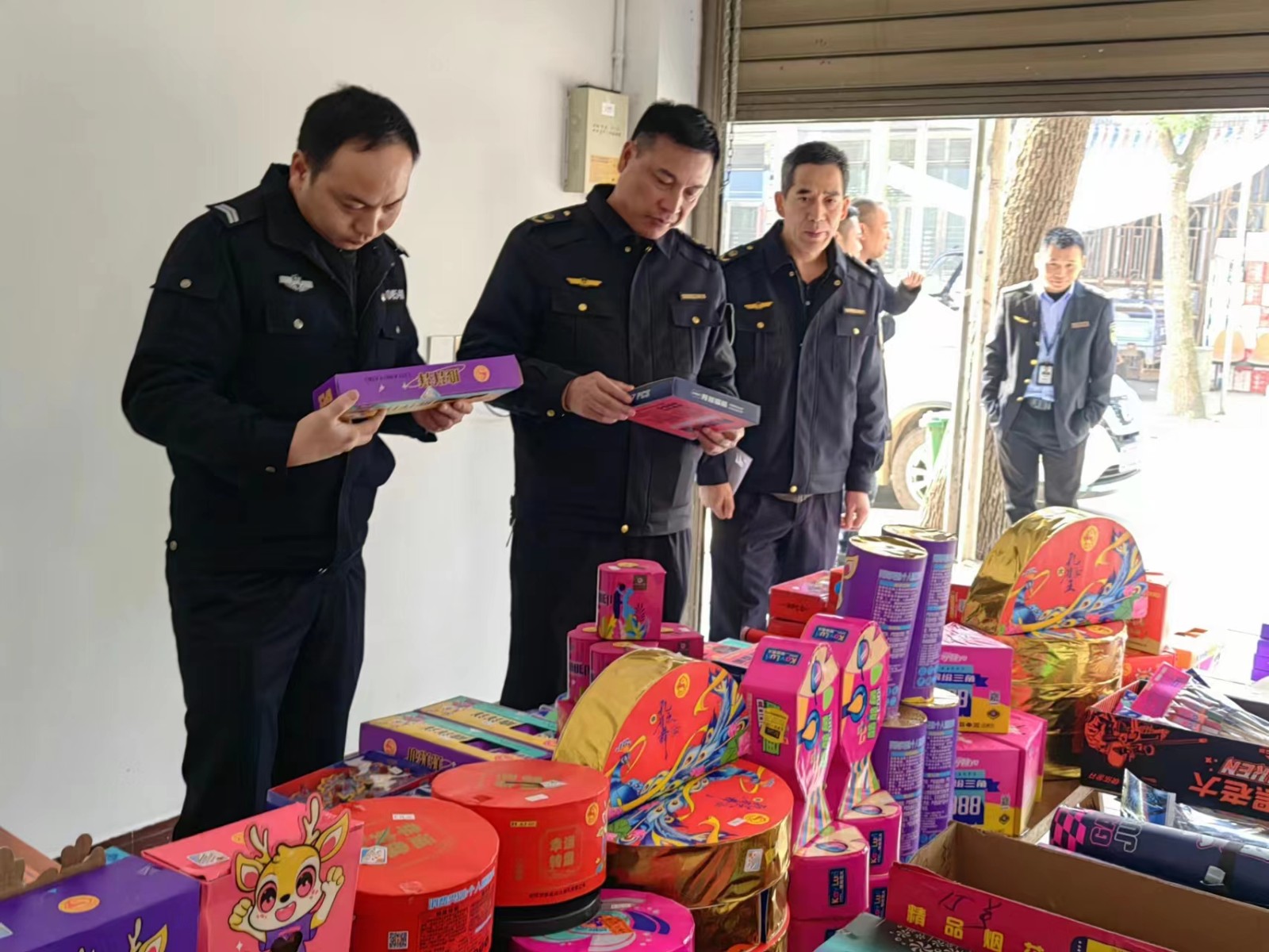 鼎城：多部门联动开展烟花爆竹专项执法检查