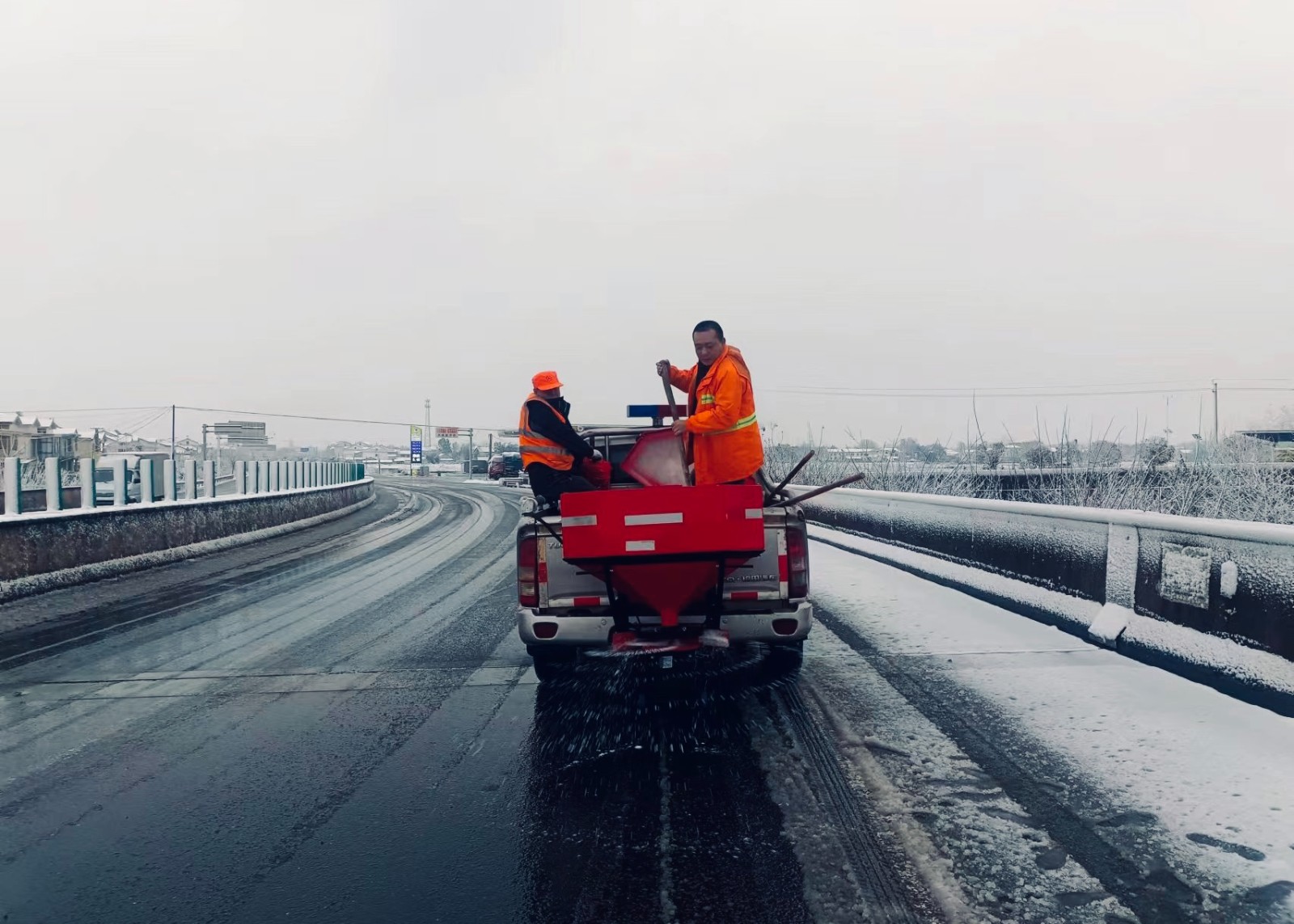 鼎城区公路建设养护中心破冰除雪保畅通