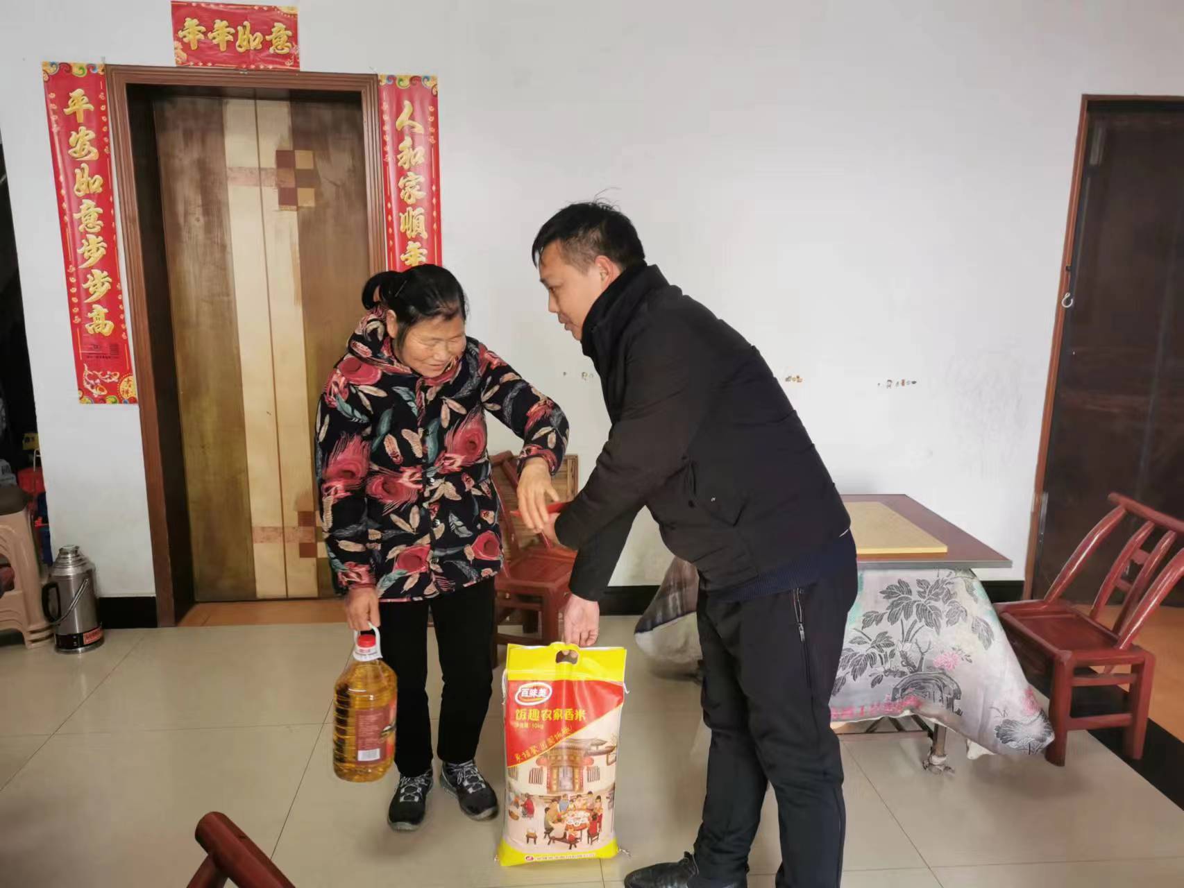 郭家铺街道：节前慰问暖人心 岁末寒冬送关爱