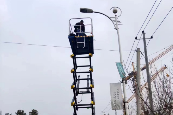 灌溪镇：路灯大检修 照亮春节回家路