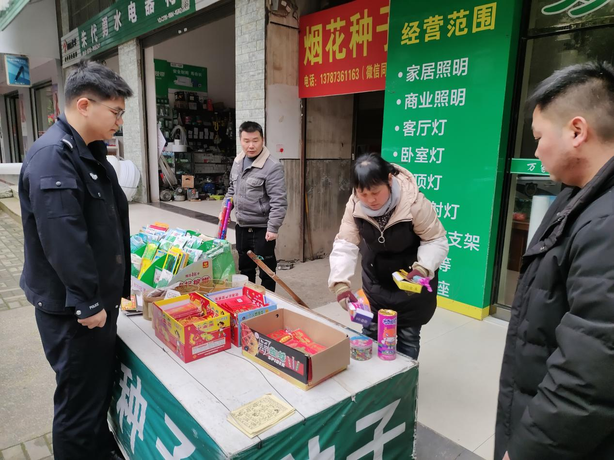 草坪镇：开展烟花爆竹“打非治违”联合执法行动
