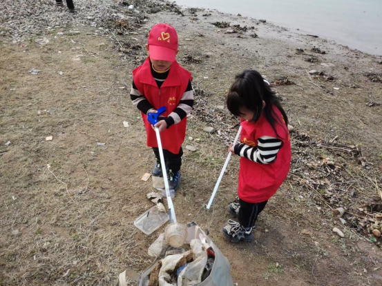 红云街道：组织青少年儿童志愿者开展河湖清洁创建活动