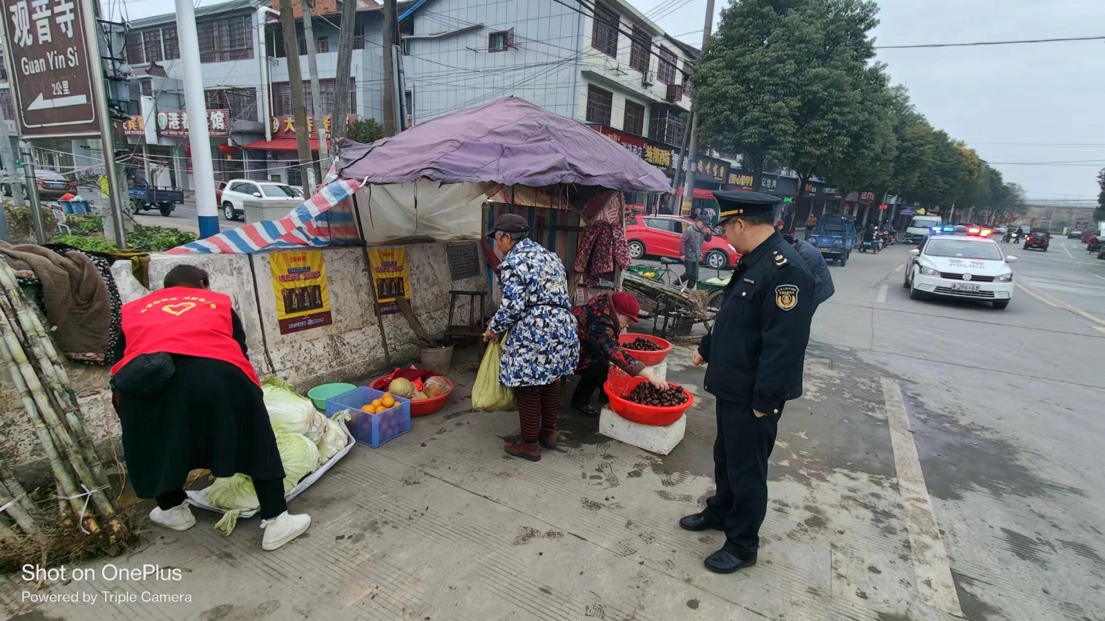 蒿子港镇：开展春节前“马路市场”整治行动