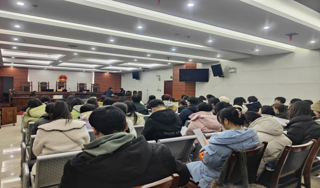 “零距离”旁听培育法治“新青年” ——鼎城区在校大学生走进法院旁听庭审