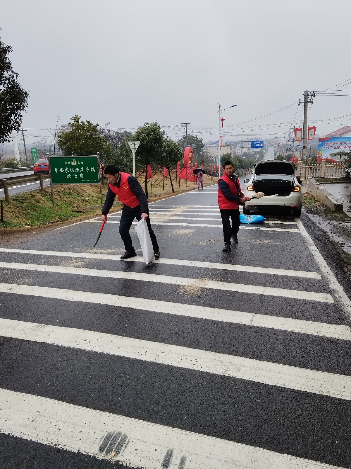 镇德桥镇：除冰撒盐保安全