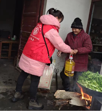 牛鼻滩镇：寒风送温暖 走访慰人心