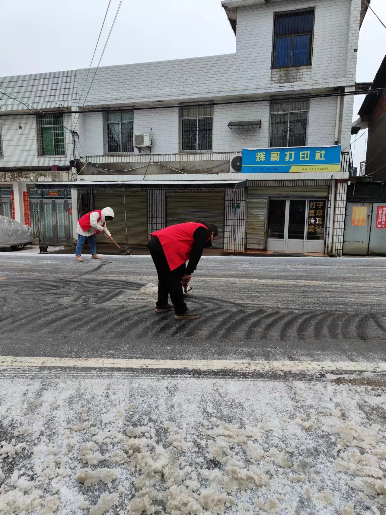 镇德桥镇：铲雪除冰在行动，守护平安暖人心