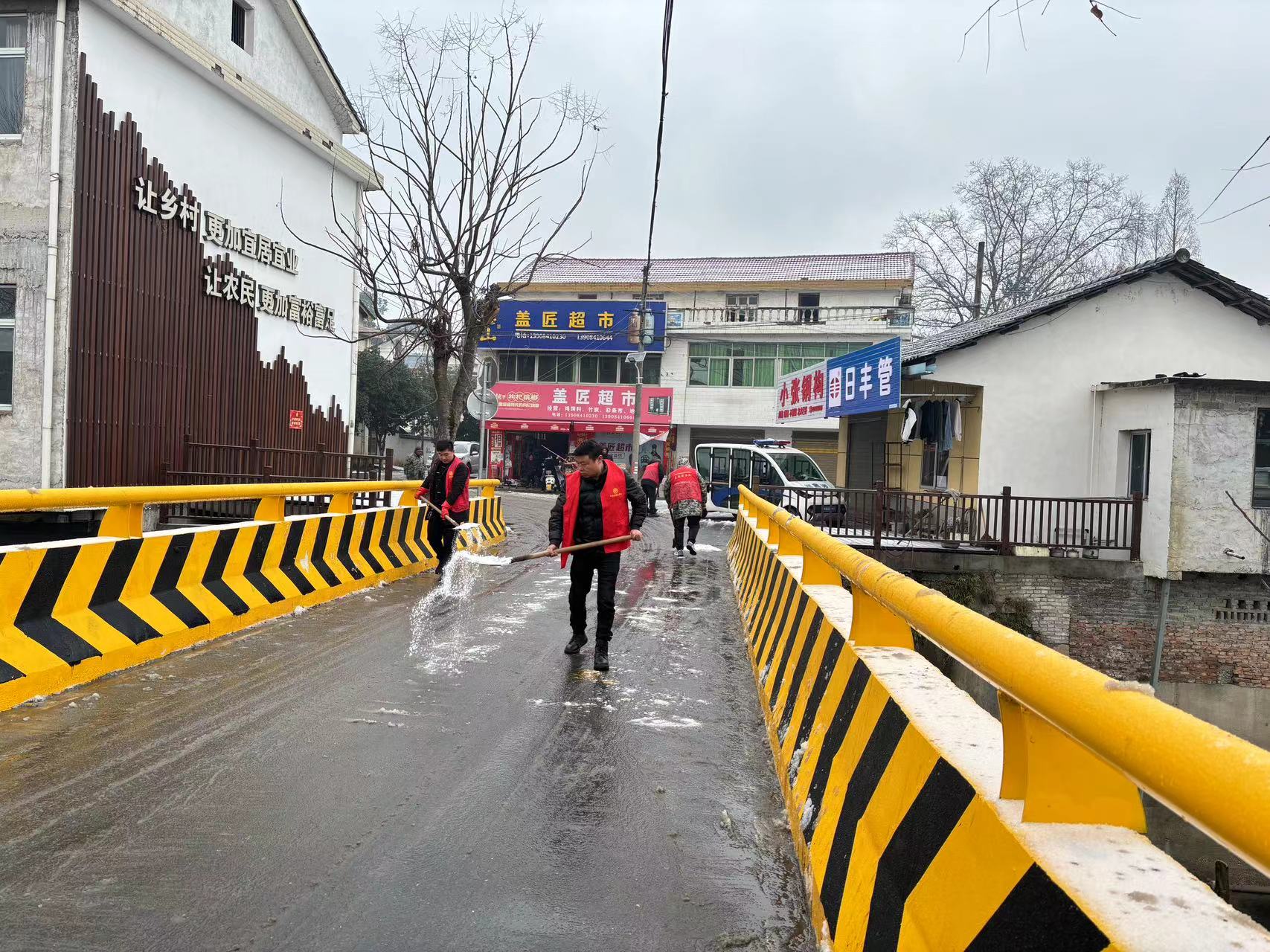 斗姆湖街道：铲雪除冰，情暖寒冬