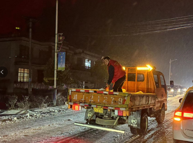 草坪镇：浴“雪”奋战保安全  齐心破冰护民生