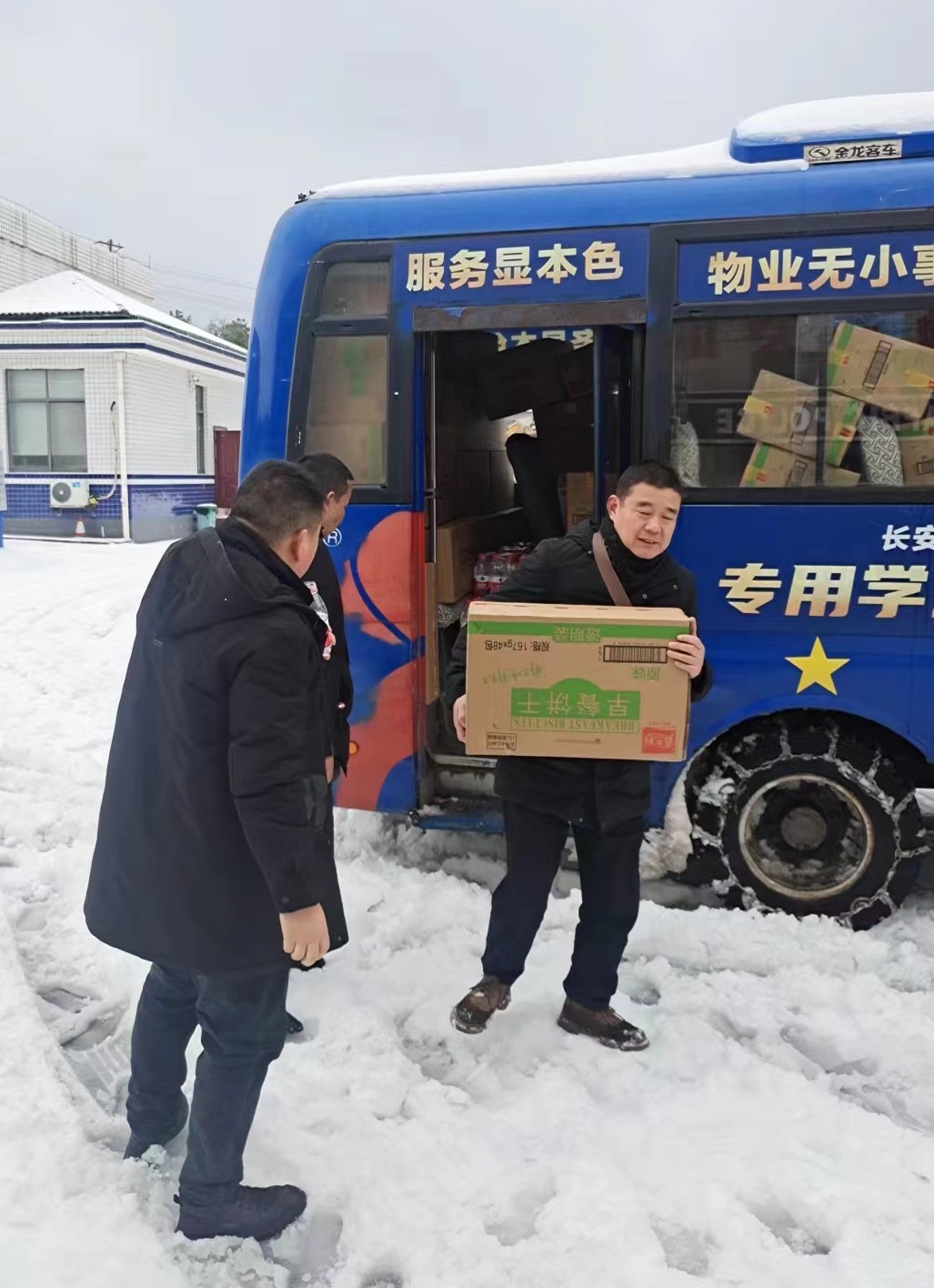 鼎城区启动应急保障支援高速滞留旅客