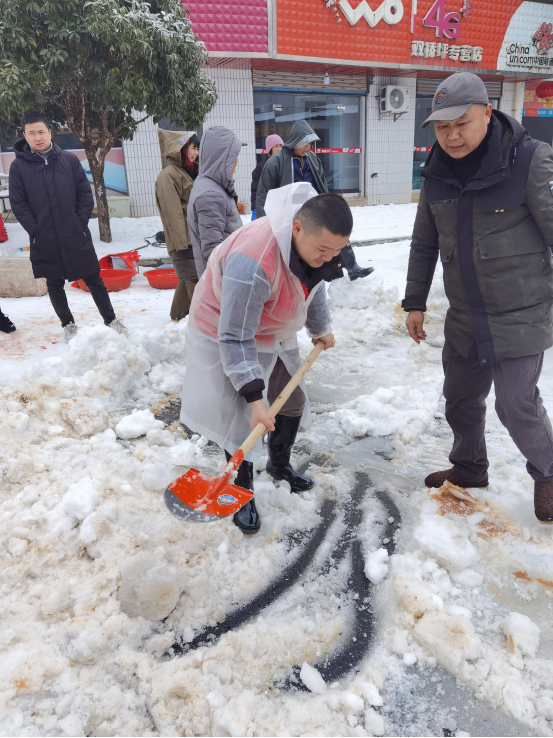 双桥坪镇：大雪中的“拼命三郎”