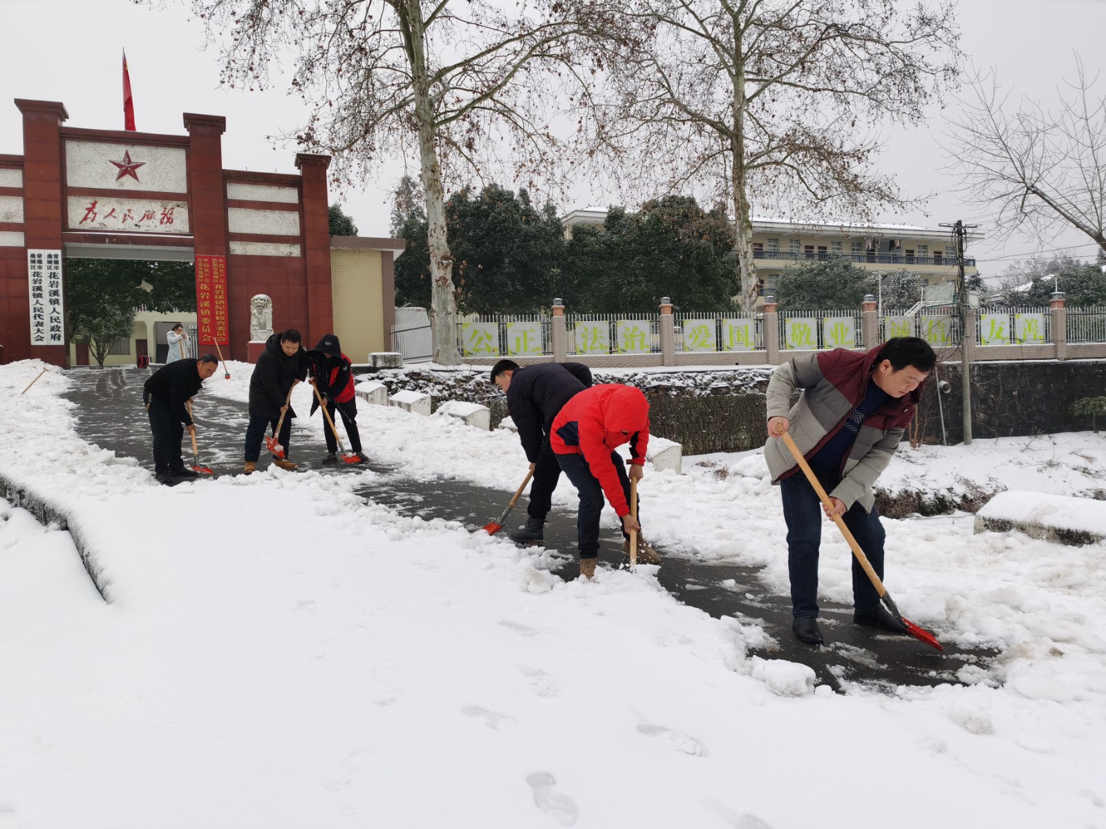 花岩溪镇：到处都是热心肠 这场大雪不太“冷”