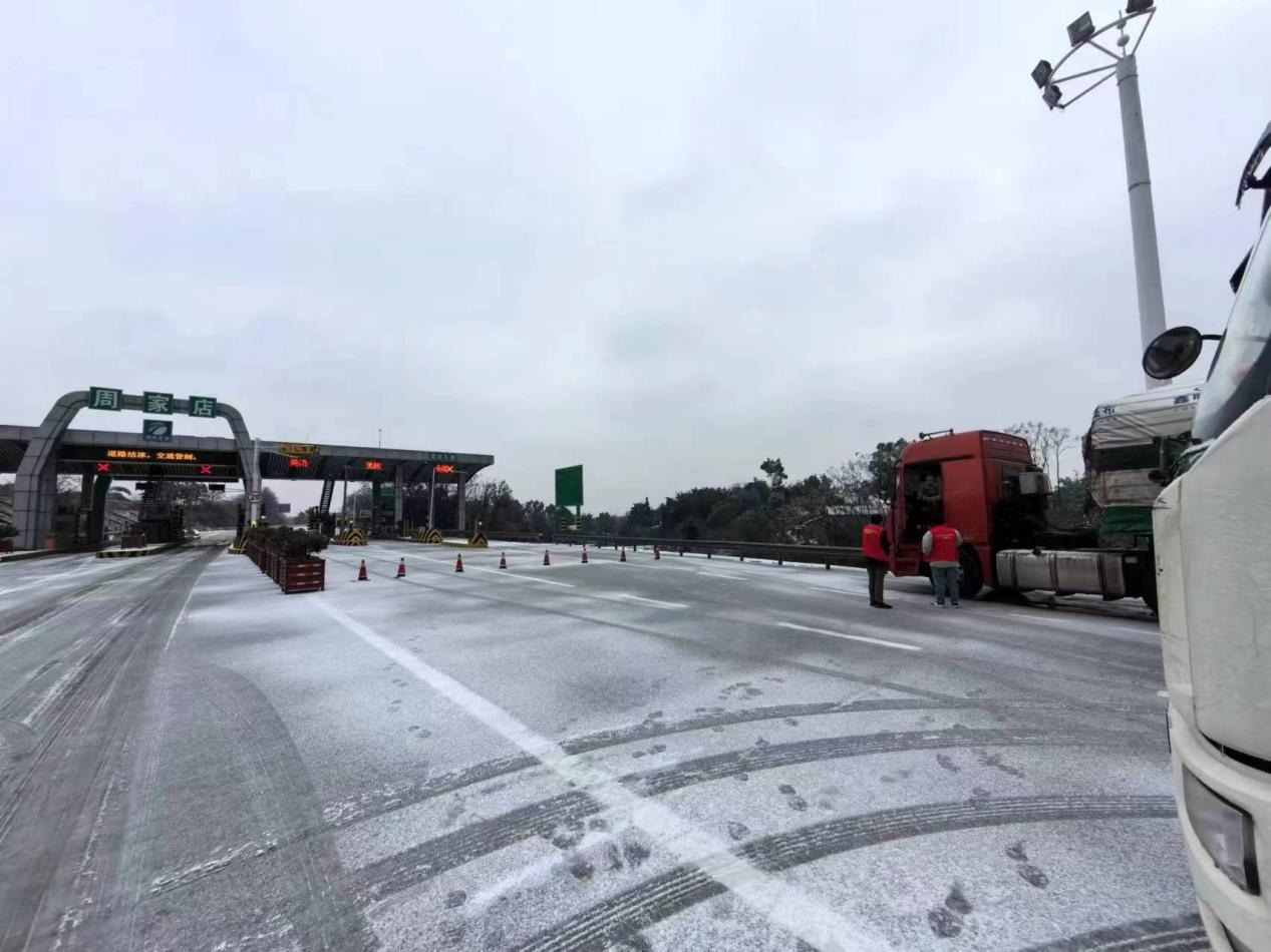 石公桥镇青年和团员志愿者积极应对低温冰冻雨雪天气