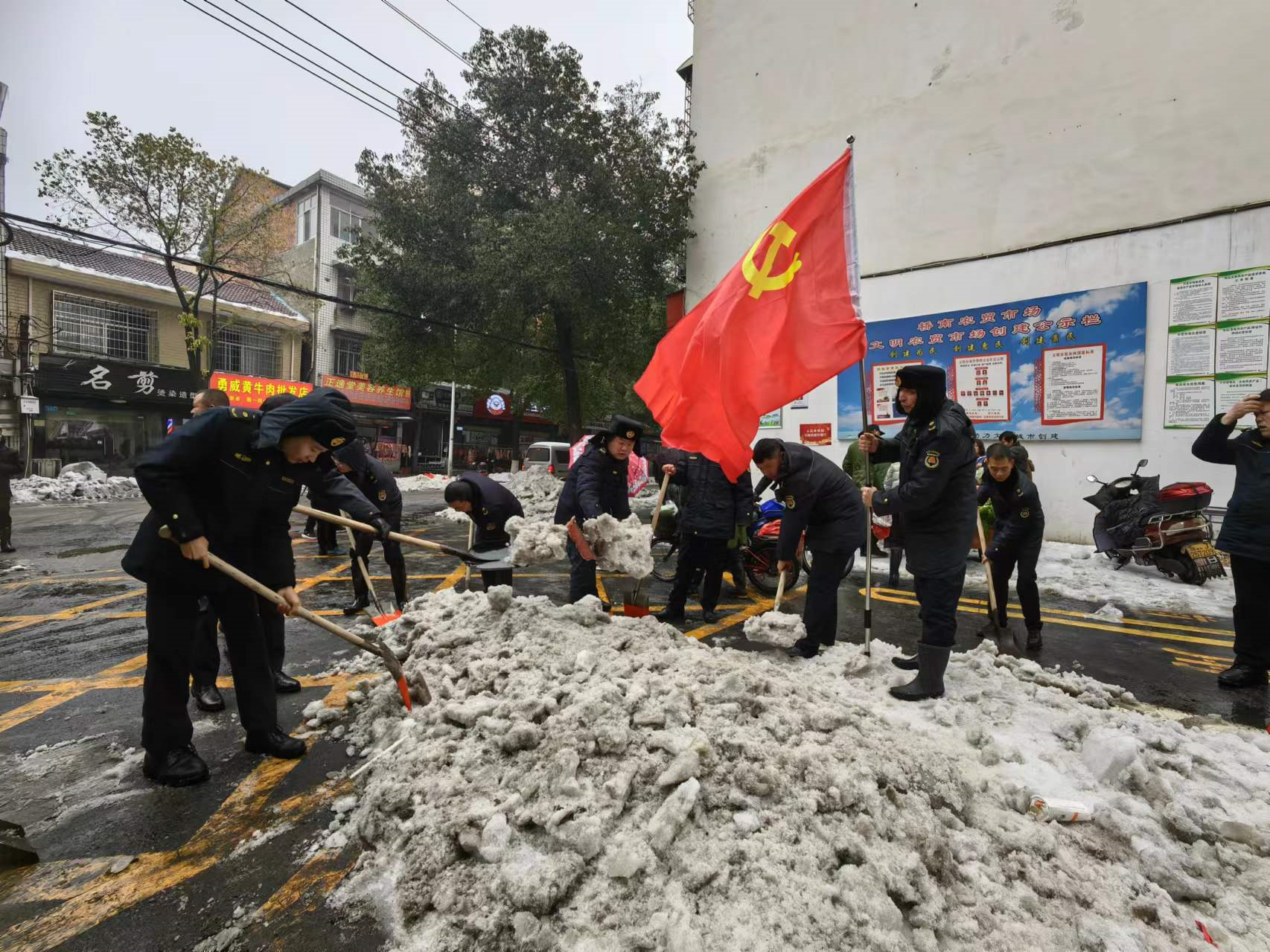 鼎城区城管局：“雪”战到底，守护人民的“菜篮子”