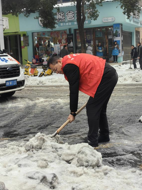 鼎城妇幼党员先锋突击队：扫雪除冰，做好群众出行的保护神