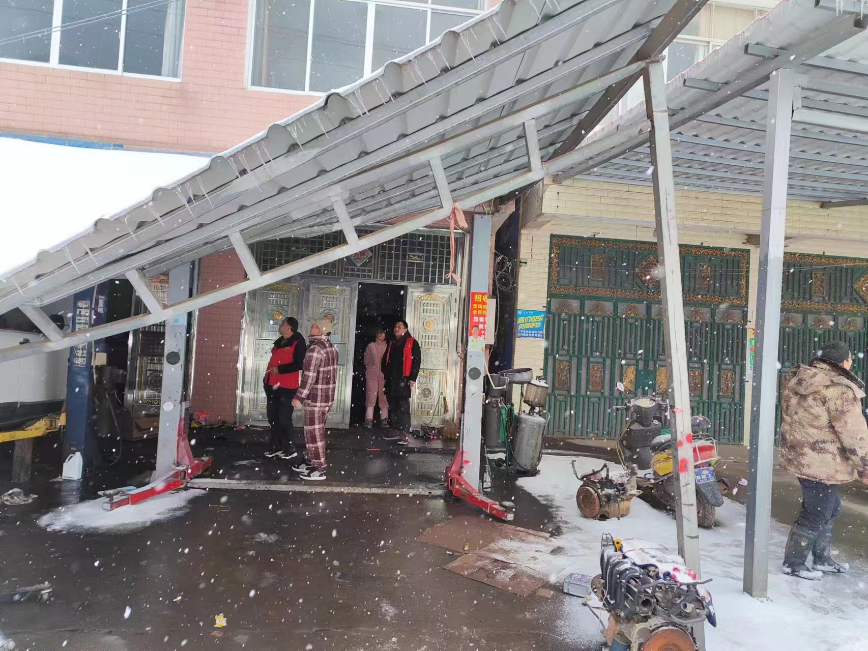 周家店镇：党员先锋带头，铲雪除冰保畅