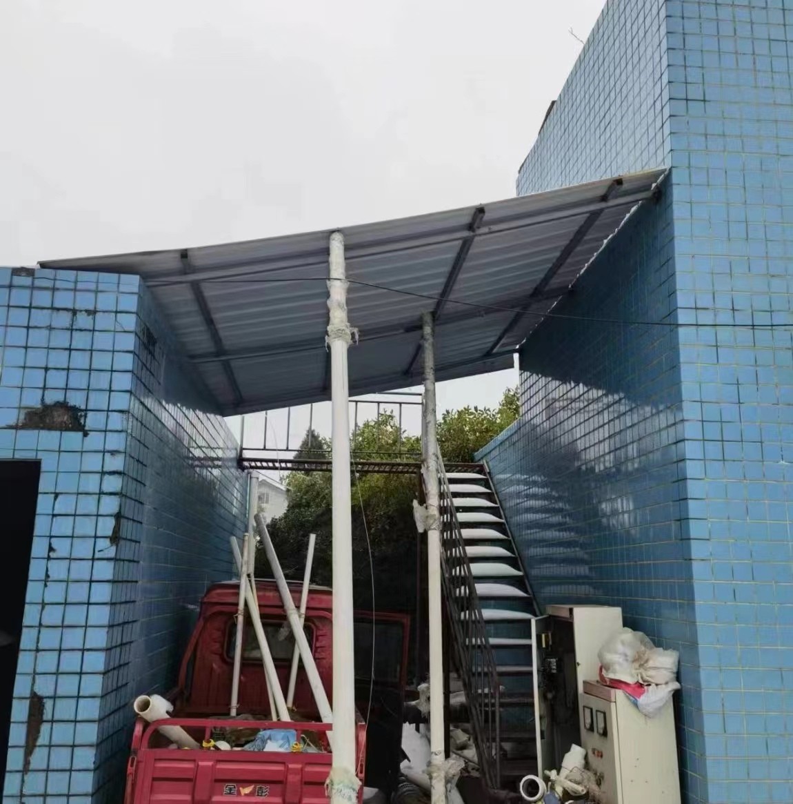 韩公渡镇：迎雪而战查安全 钢棚加固护民生