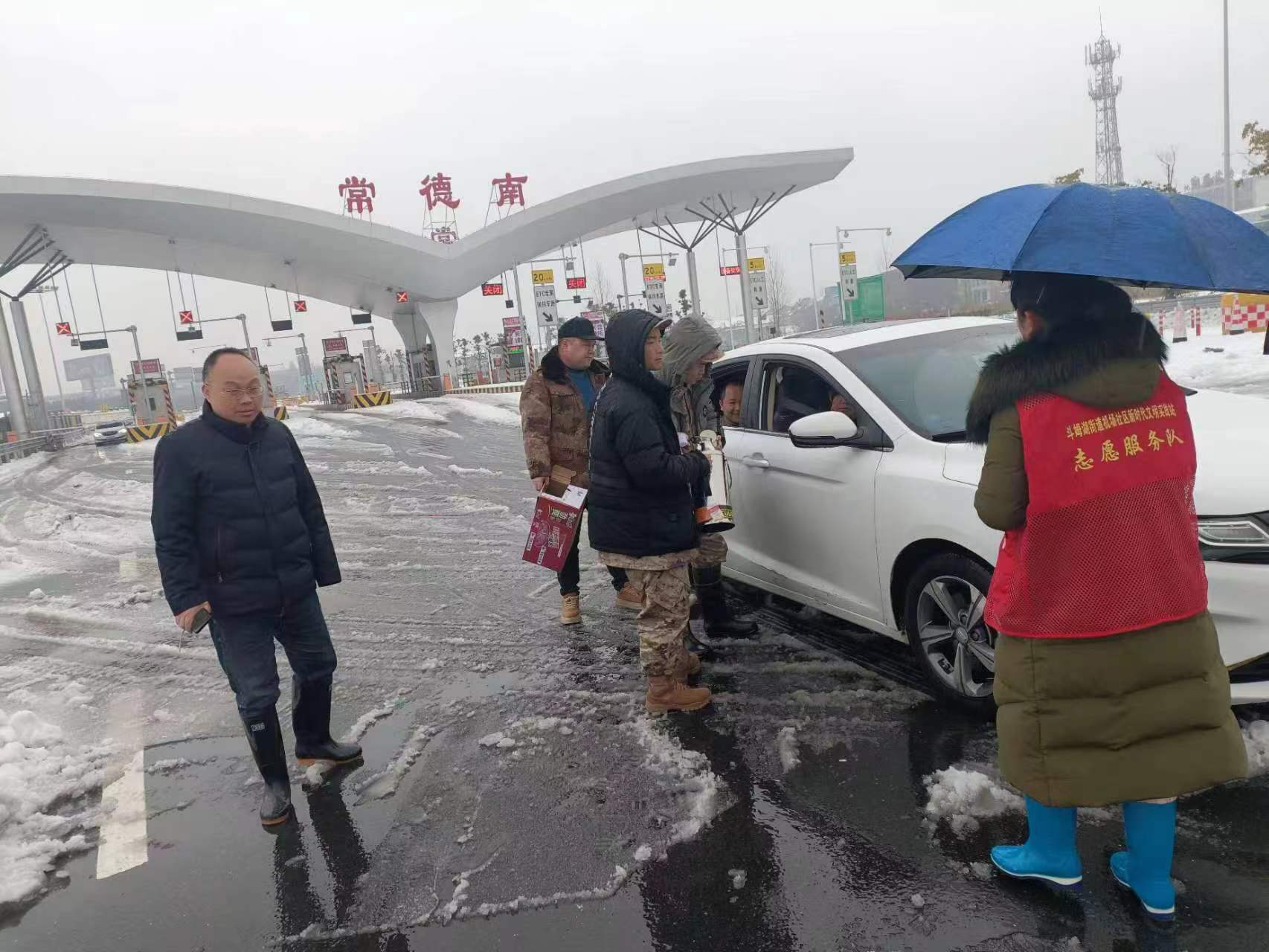 斗姆湖街道：雪天志愿行，情暖归家路