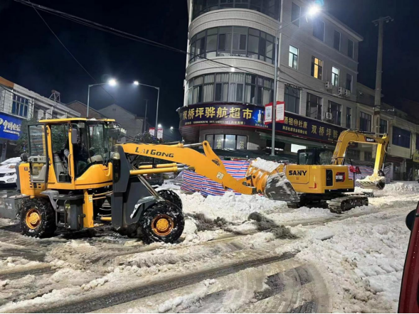 双桥坪镇：昼夜不歇 破冰除雪保畅通
