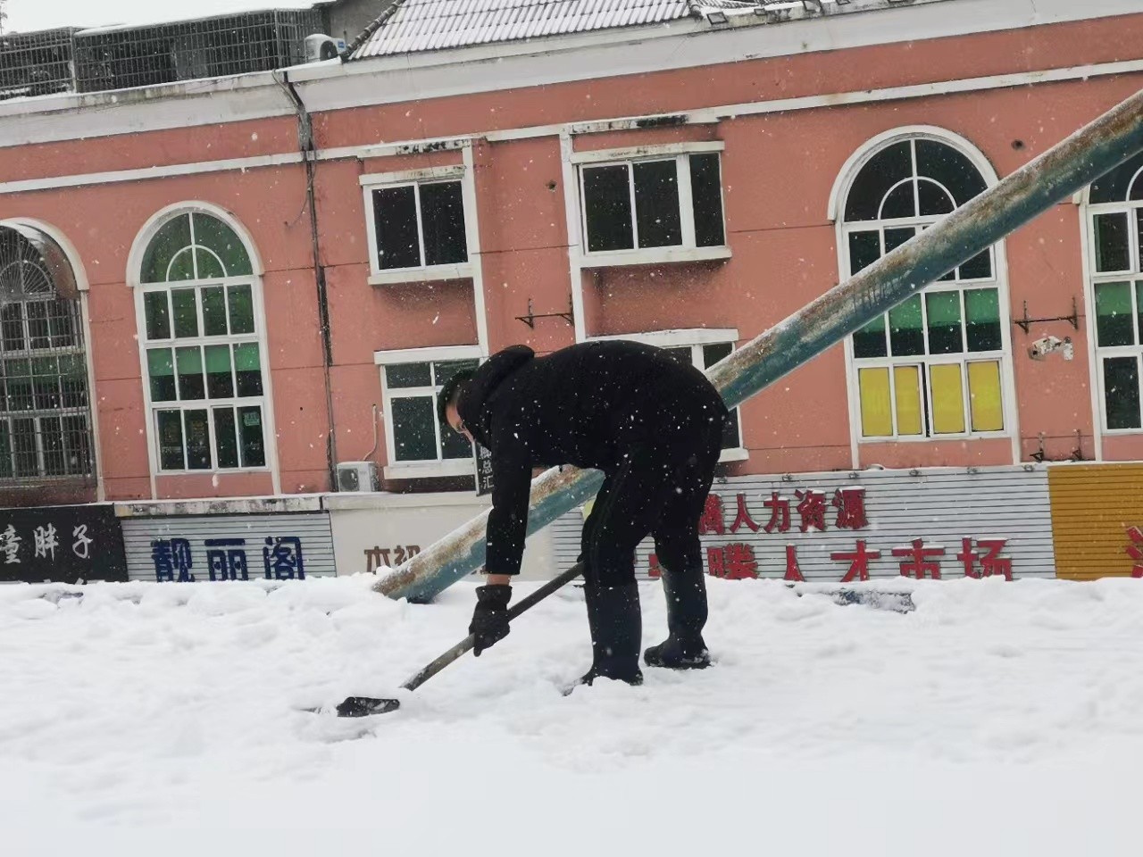 鼎城区交通运输局：清顶棚积雪  除安全隐患
