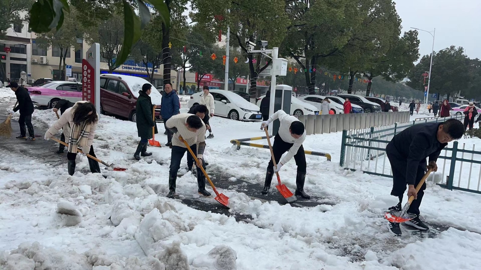 玉霞街道：迎冰雪 战低温 党员干部勇向前