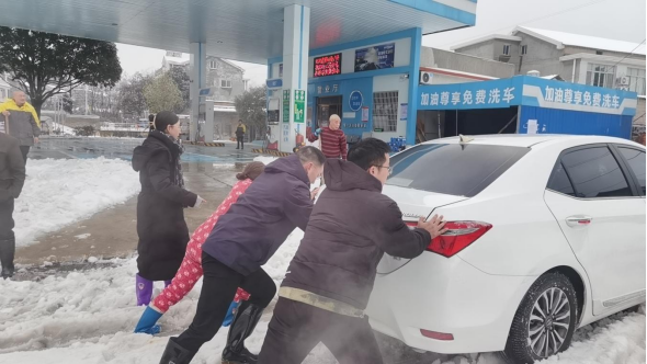 双桥坪镇：冰雪里的守护 严寒中的担当