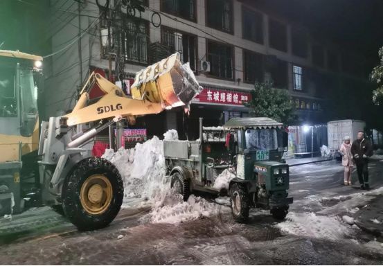 牛鼻滩镇：开启“护航模式”，党员干部下沉一线迎战风雪