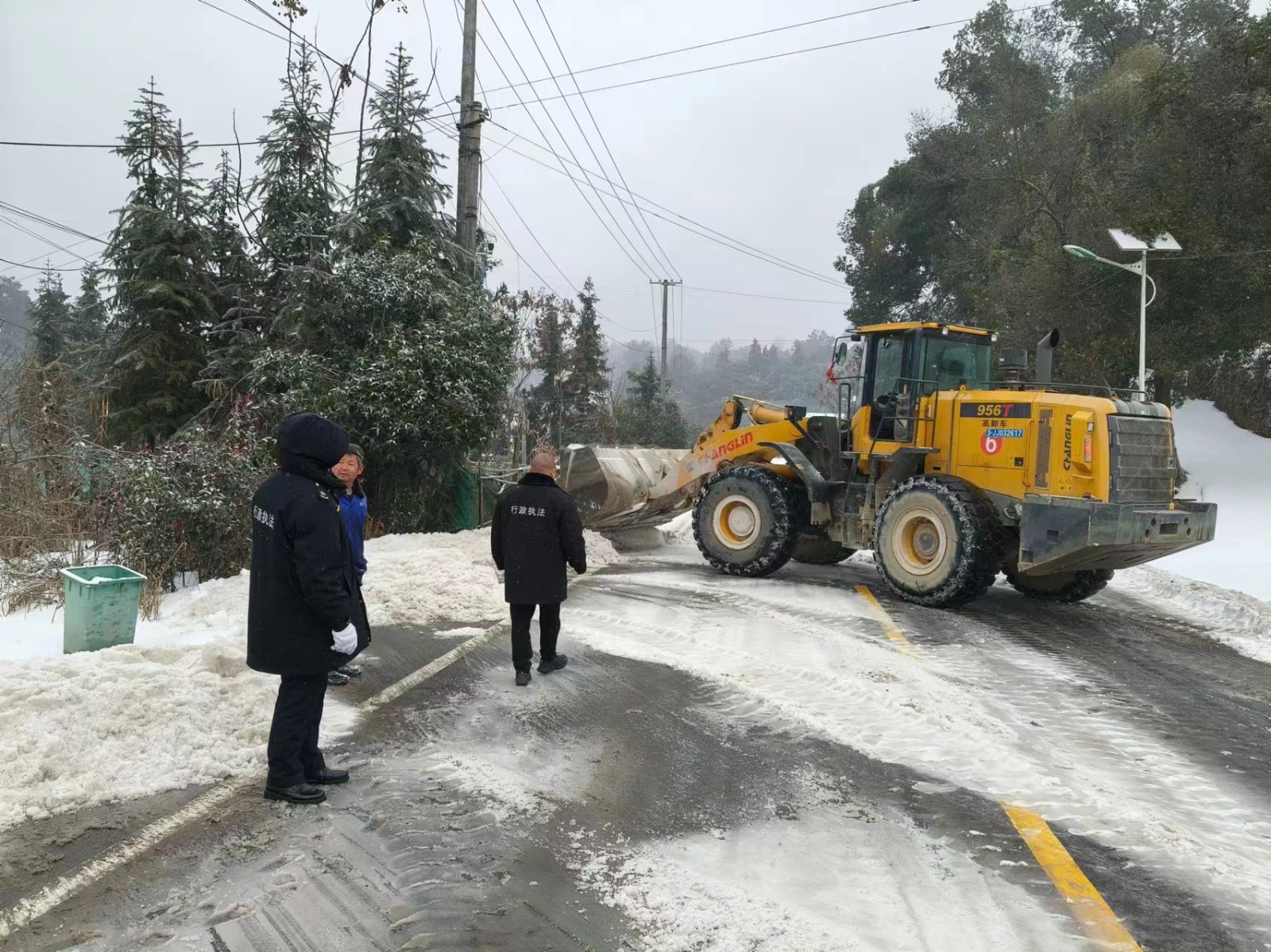 鼎城区交通运输局：齐心协力战冰雪 日夜奋战保平安