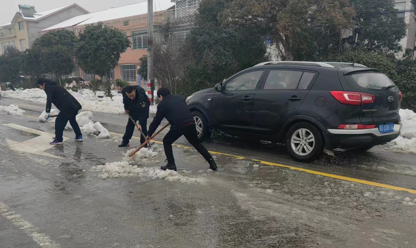 鼎城区交通运输局：执法人员齐奋战 铲雪除冰保畅通
