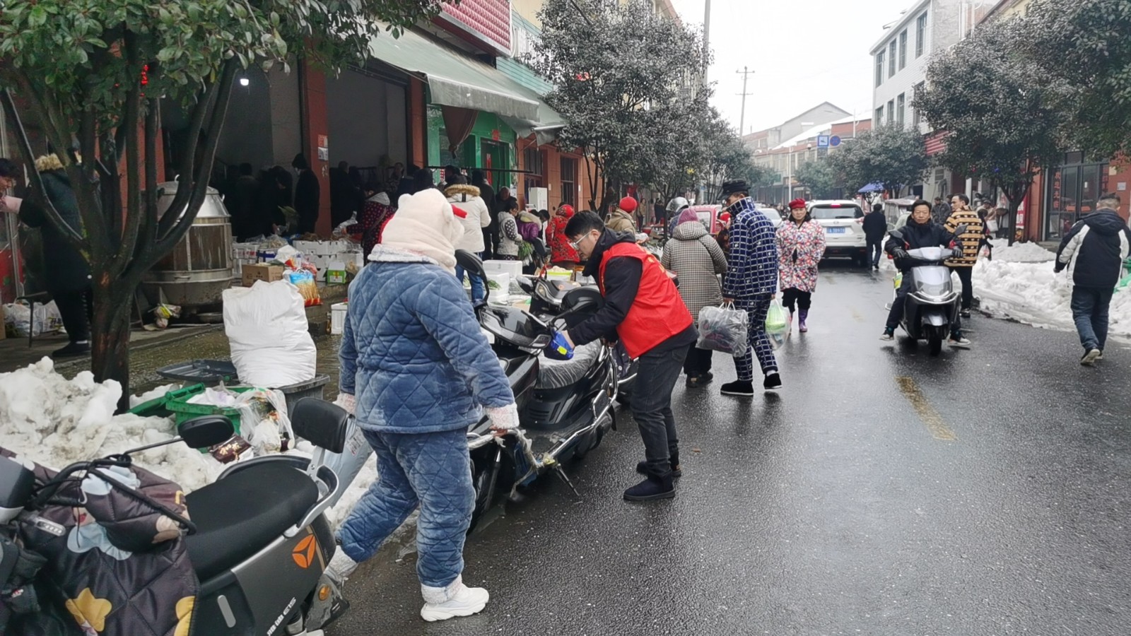 韩公渡镇：群众忙采买 干职保通畅