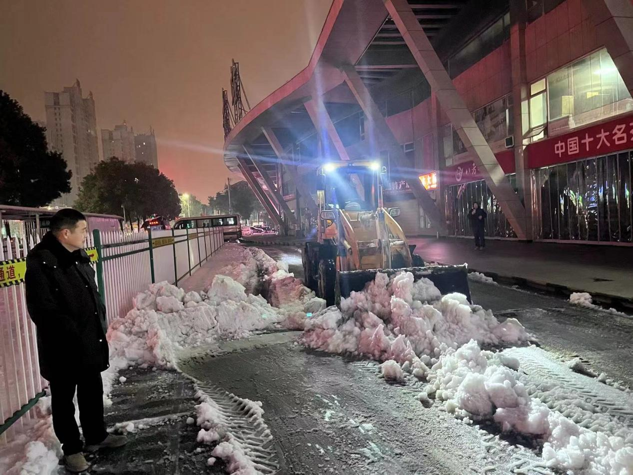 鼎城区交通运输局：连夜奋战铲积雪 常南班线恢复运营