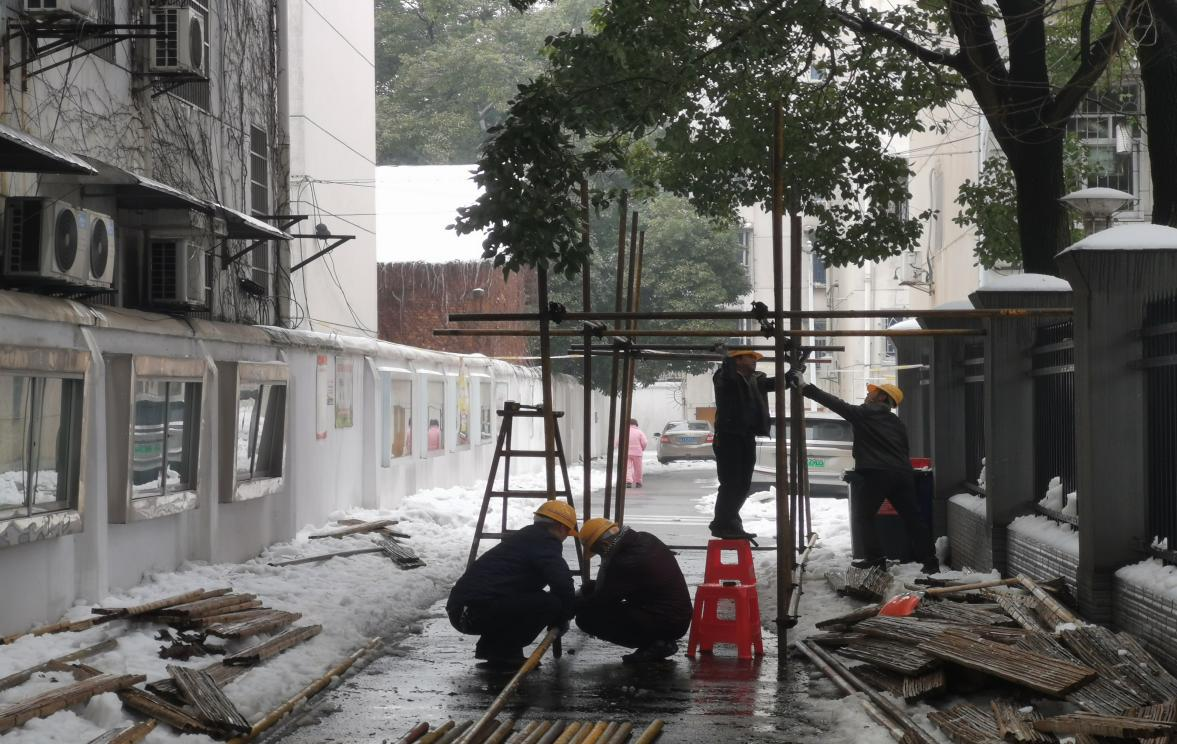 区卫健局：安装门字架，为居民出行搭建安全通道