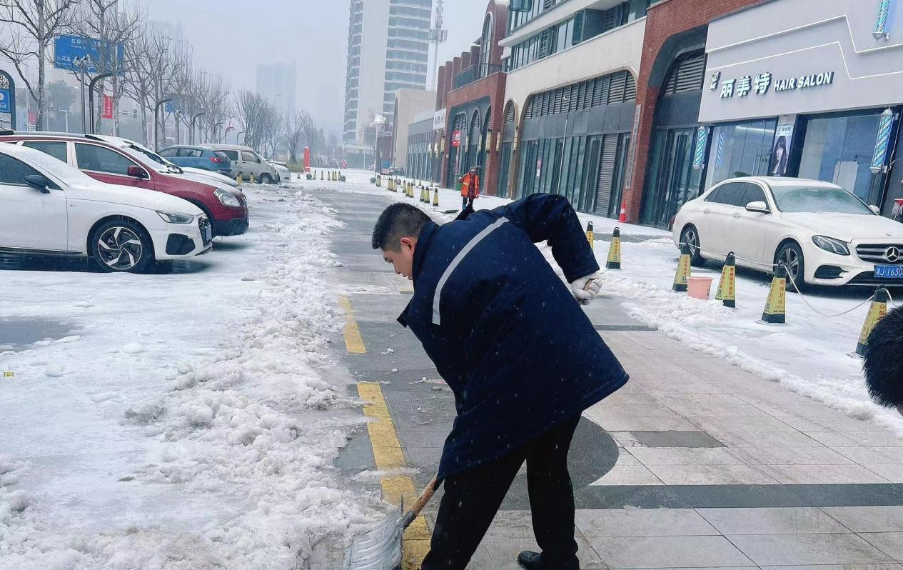 鼎城区社区矫正工作局组织社区矫正对象投身除冰扫雪公益活动