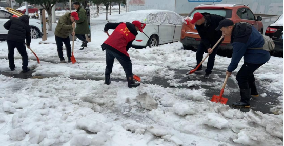 鼎城区退役军人志愿者扫雪破冰勇当先锋