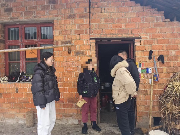 斗姆湖街道：开展“出手吧姐姐 温暖2023”慰问活动