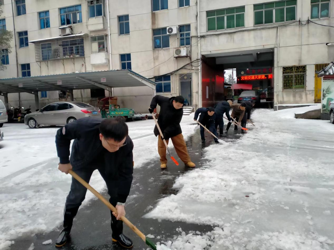 草坪镇：铲冰除雪齐上阵 人械合力保畅通