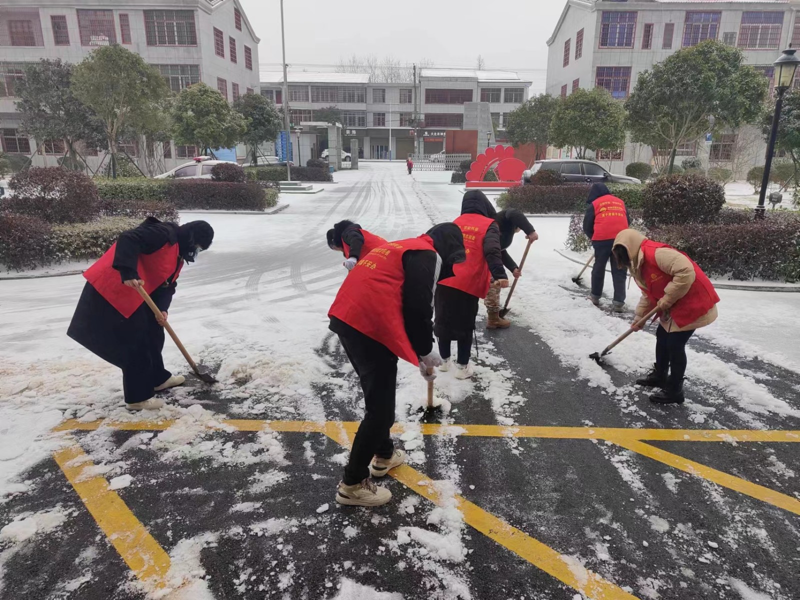 蒿子港镇：“冬雪白”遇上“志愿红” 铲雪除冰在行动