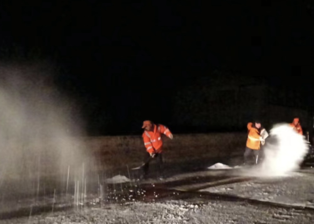 鼎城区公路建设养护中心：全力以赴抗雪除冰保畅通