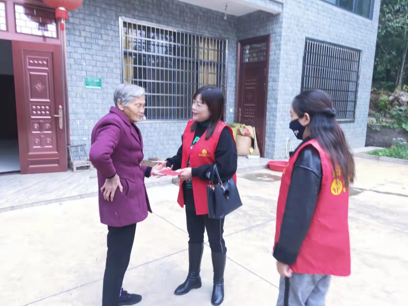 谢家铺镇：开展“出手吧姐姐，温暖2023”关爱困境妇女儿童慰问活动