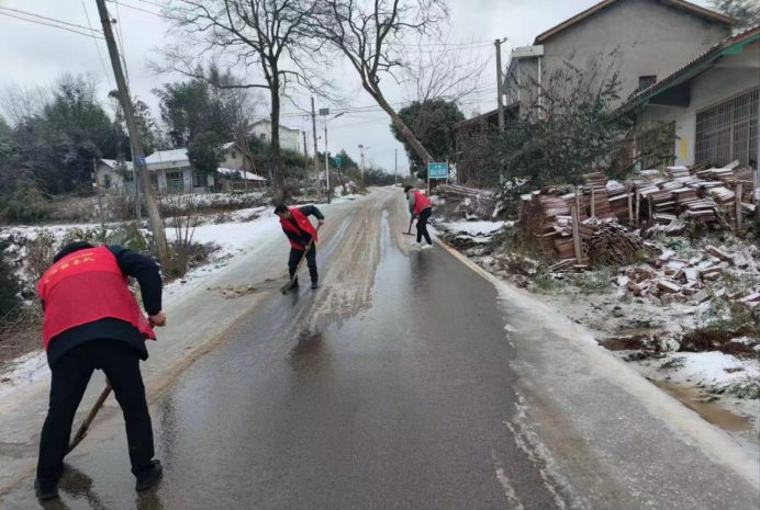双桥坪镇：党员干部齐上阵  铲雪除冰保畅通