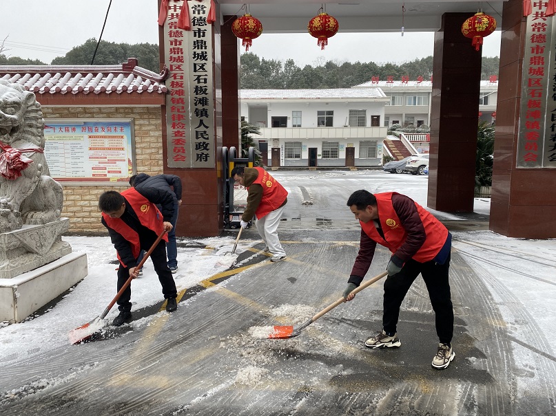 石板滩镇：以雪为令齐上阵 合力战雪显担当