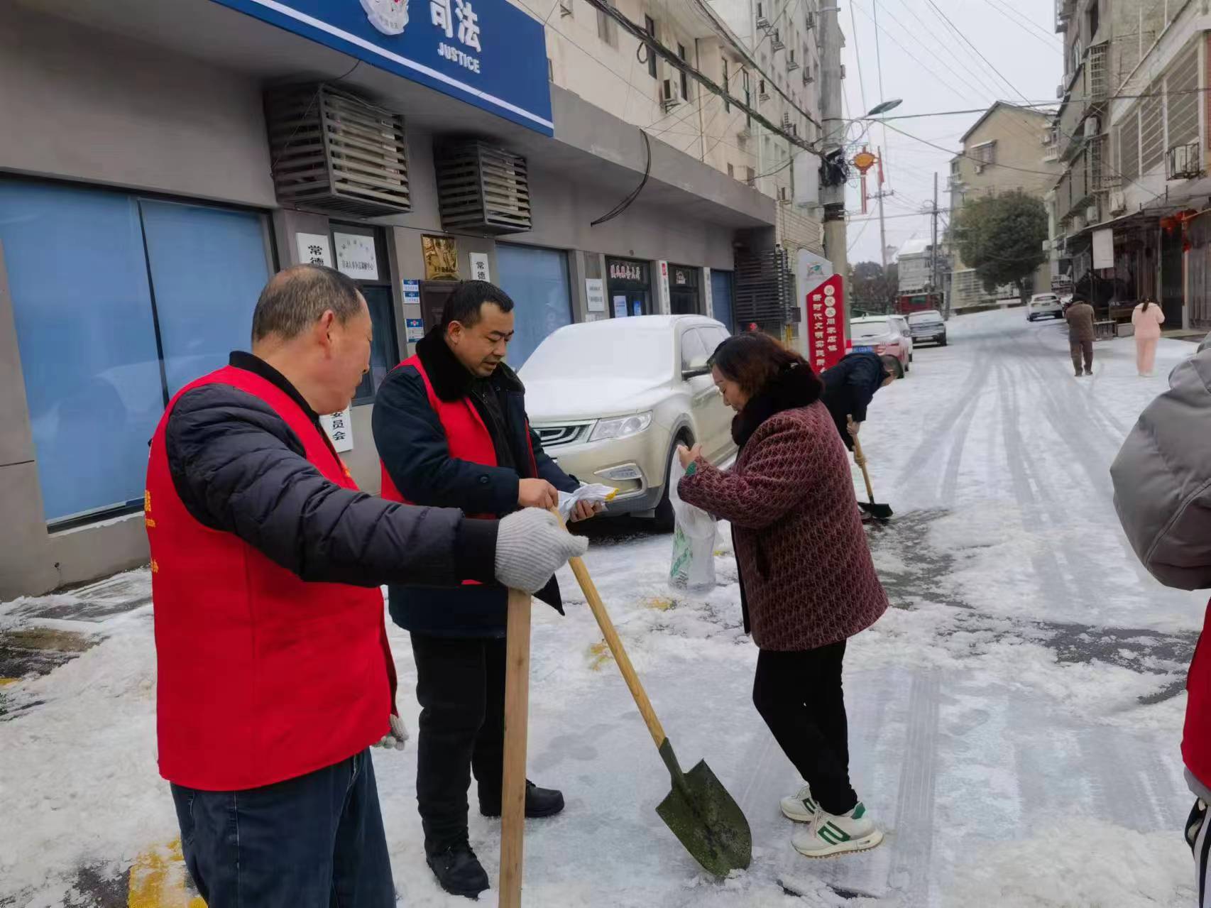 周家店镇：清积雪保畅通，守护民生“温度”