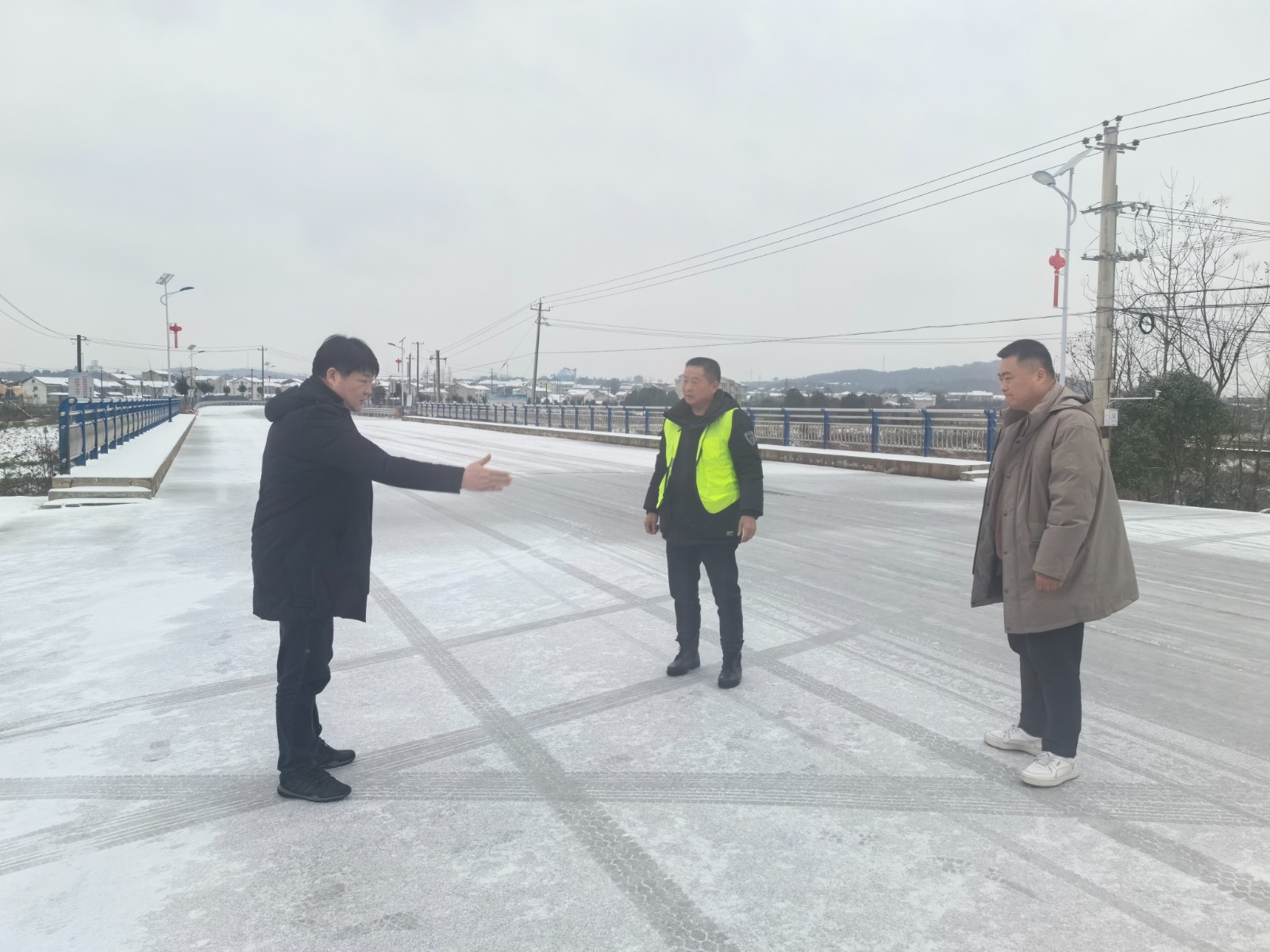 鼎城区交通运输局：闻雪而动急响应 铲雪除冰保平安