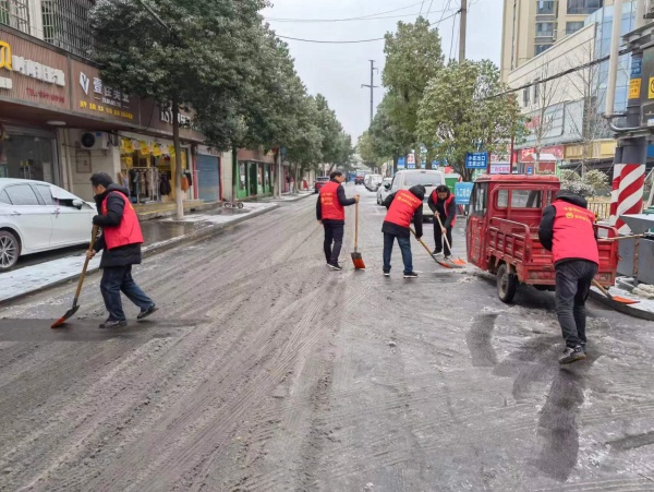 灌溪镇：为民服务“不降温” 铲雪护行“暖民心”