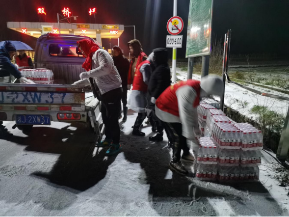 双桥坪镇：冰雪至 路难行 志愿服务暖人心