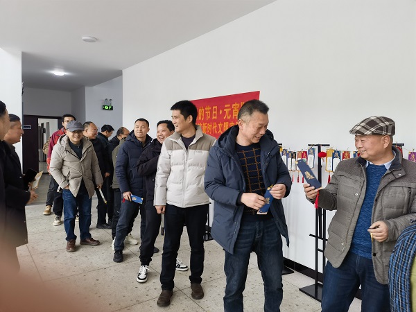斗姆湖街道：喜迎元宵节 欢乐猜灯谜