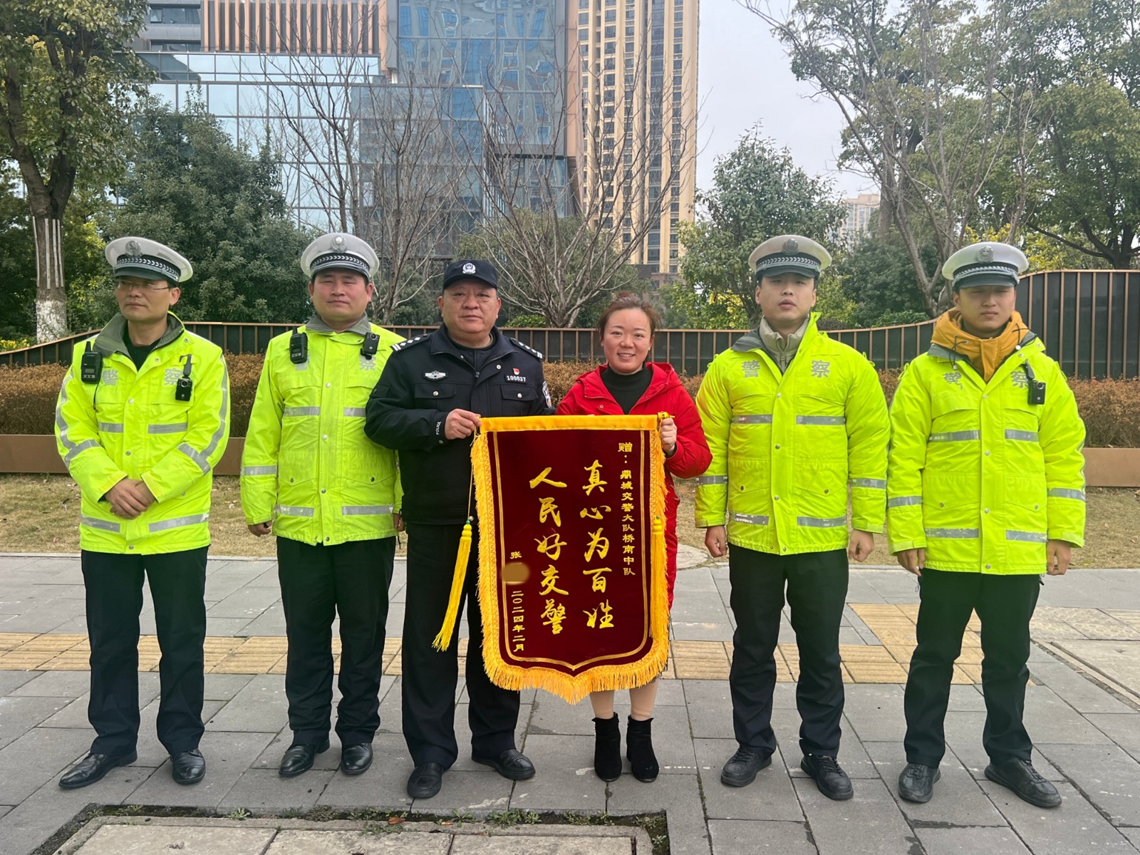 鼎城：锦旗赠交警 警心暖民心