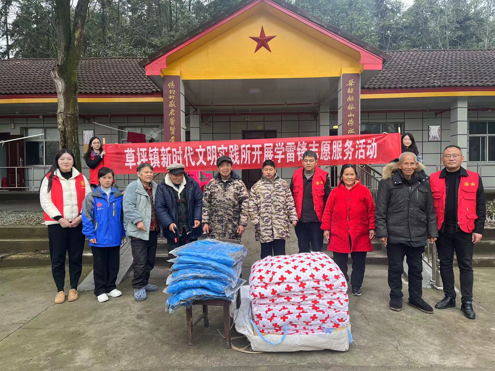 草坪镇：情暖雷锋日 志愿敬老行