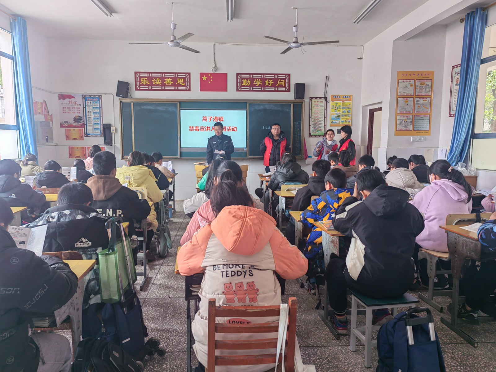 蒿子港镇：多措并举 筑牢“防毒墙”